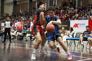 Đội Hà Nội (đỏ) giành chiến thắng Thanh Hoá với tỉ số 74 - 58 để lên ngôi vô địch. Ảnh: Quỳnh Mai