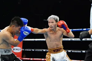 Lê Văn Hiển (phải) giành chiến thắng tiến vào bán kết. Ảnh: Quỳnh Mai