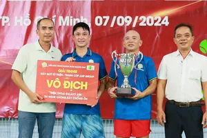 Bộ đôi nhà vô địch của Giải quần vợt từ thiện tranh Cúp Diễn đàn Quần vợt Doanh nhân Quảng Nam lần IV . Ảnh: Quỳnh Mai 