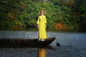 Thổ cẩm người Mạ “sống” lại trong ngôn ngữ thời trang đương đại. Ảnh: Quỳnh Mai