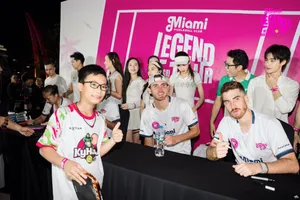 Các bạn trẻ Việt Nam thích thú khi được giao lưu với các VĐV Pickleball quốc tế. Ảnh: Quỳnh Mai