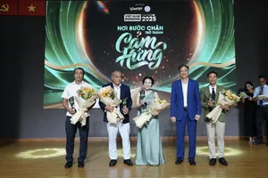 Ông Nguyễn Mạnh Hùng – Tổng Thư ký Liên Đoàn Điền Kinh Việt Nam tặng hoa và kỷ niệm chương chúc mừng Ban tổ chức. Ảnh: Quỳnh Mai