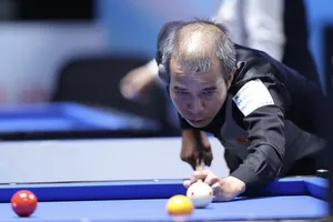 Tay cơ Trần Quyết Chiếm bằng những đường cơ "ma thuật" nhanh chóng giành vé đi tiếp tại VCK Giải Billiards Carom 3 băng Quốc tế HTV 2026. Ảnh: Quỳnh Mai