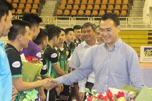 BTC giải và nhà tài trợ bắt tay chào mừng các đội dự giải.