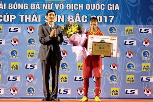 Huỳnh Như với giải thưởng Cầu thủ ghi nhiều bàn thắng tại giải VĐQG 2017. Ảnh: ANH TRẦN
