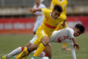 Đức Anh (SLNA) nỗ lực đi bóng qua cầu thủ Đồng Nai. Ảnh: NGUYỄN NHÂN