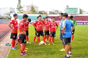 Thầy trò HLV Doãn Nhật Tiến ở đội Long An sẵn sàng nhập cuộc. Ảnh: ANH TUẤN