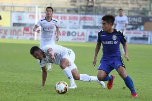 Lão tướng Đình Luật không đeo nỗi sức trẻ từ các tiền đạo Bình Dương. Ảnh: THANH VIỆT