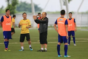 Thầy trò ông Park trên sân tập. Ảnh: MINH HOÀNG