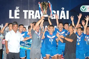 Lãnh đạo LĐBĐ TPHCM trao Cúp vô địch cho CLB Thái Sơn Nam. Ảnh: NGUYỄN NHÂN