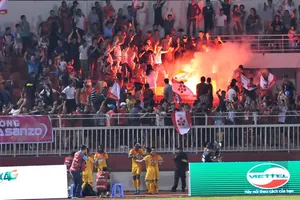 Hình ảnh đốt pháo sáng vốn thường xuất hiện tại V-League do một nhóm CĐV thiếu ý thức. Ảnh: NGUYỄN NHÂN