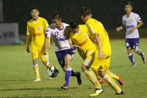 Hà Nội (áo vàng) quá mạnh so vơi TT-Huế. Ảnh: KHẢ HÒA