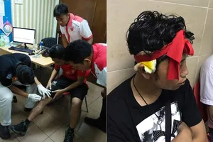 Các CĐV Myanmar đang được săn sóc y tế