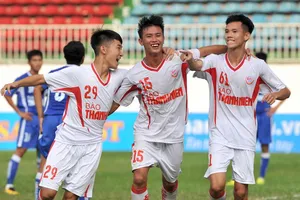 Hữu Phước (bìa phải) tác giả bàn thắng quyết định cho HA.GL. Ảnh: NGUYỄN NHÂN