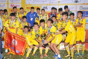 U19 Hà Nội trong niềm vui vô địch. Ảnh: NGUYỄN NHÂN