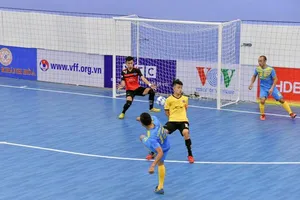 Sana Khánh Hoà (áo xanh) giành chiến thắng 9-0 ở ngày ra quân. Ảnh: ĐOÀN NHẬT 