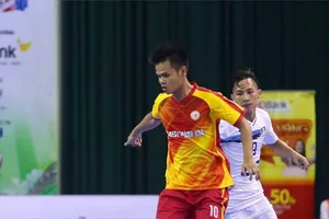 Cầu thủ Đặng Phước Hạnh (áo đỏ/vàng)