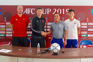 HLV và đại diện cầu thủ hai đội tại buổi họp báo. Ảnh: HOÀNG HÙNG