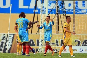 Hai đội đã bất phân thắng bại ở trận lượt đi tại Thanh Hóa. Ảnh: MINH HOÀNG