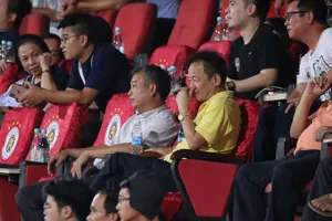 Bầu Hiển và tân Chủ tịch CLB Nguyễn Trọng Chiến trên khán đài sân Hàng Đẫy ở vòng 15. Ảnh: MINH HOÀNG