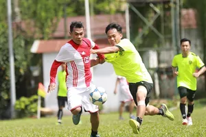 Pha tranh bóng giữa hai đội Toà Án nhân dân quận Bình Thạnh (áo sọc trắng đỏ) và Đoàn luật sư tỉnh Bình Dương.