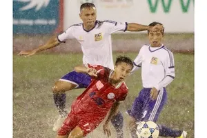 Thi đấu trong điều kiện thời tiết xấu sẽ rất nguy hiểm cho các cầu thủ. Ảnh: HOÀNG HÙNG