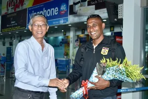 Ông Trần Văn Minh chào đón đội U16 Lào tại sân bay Pleiku. Ảnh: Anh Tiến