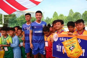 Các cầu thủ CLB B.Bình Dương đến giao lưu cùng các em nhỏ ở ngày khai mạc. Ảnh: Anh Trần