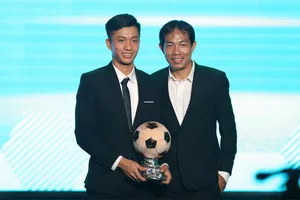 Đỗ Khải trao giải thưởng Quả bóng đống cho Phan Văn Đức tại Gala năm 2018. Ảnh: Đông Huyền