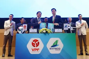 Ông Trần Anh Tú và lãnh đạo Bamboo Airways tại lễ ký kết. Ảnh: Đoàn Nhật