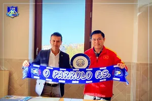 Ông Trần Anh Tú và lãnh đạo CLB O Parulo Ferrol FS tại lễ ký kết. Ảnh: TSNFC