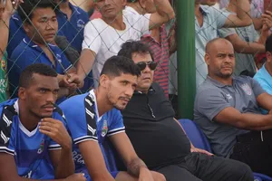 HLV Oliveira (đeo kính). Ảnh: BFC