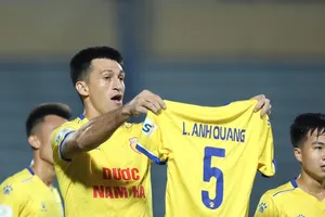 Đỗ Merlo giơ cao áo thi đấu của Lâm Anh Quang. Ảnh: MINH HOÀNG