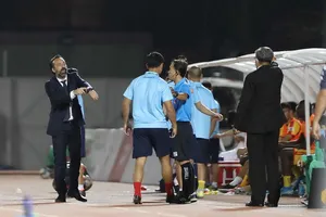 HLV Lopez phản ứng trọng tài khi bù giờ quá lâu. Ảnh: DŨNG PHƯƠNG