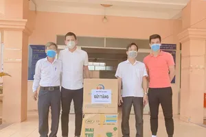 Anh Đức và Tiến Linh tham gia quyên góp khẩu trang ủng hộ tuyến đầu.