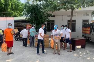 Các thành viên của đội Bình Định cùng tham gia công tác xã hội. Ảnh: Anh Trần