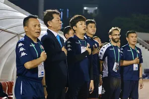 Ông Chung Hae-song cùng ekip trợ lý. Ảnh: HCMCFC