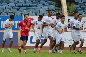 Thầy trò đội Quảng Nam trên sân tập sáng 24-4. Ảnh: QNFC