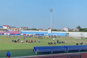 BTC sân Hà Tĩnh đẩy nhanh tiến độ cải tạo mặt cỏ.