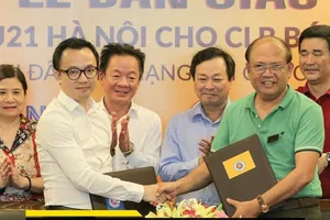 Lãnh đạo 2 CLB tại lễ bàn giao sáng 16-5.