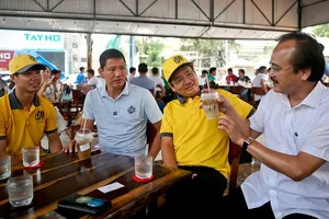 Bầu Thắng trò chuyện cùng ông Trần Thanh Hải và hai cầu thủ Anh Đức, Công Phượng. Ảnh: Duy Anh