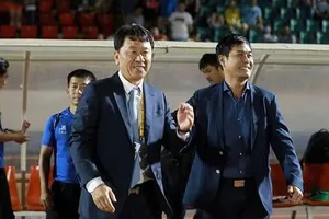 Ông Chung Hae-song cùng Chủ tịch CLB TPHCM Nguyễn Hữu Thắng.