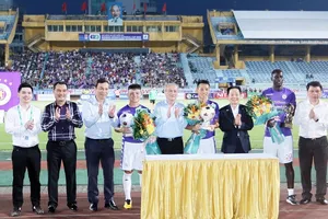 Các cầu thủ Hùng Dũng, Quang Hải và Omar được vinh danh trước trận đấu. 