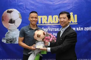 Trao giải Quả bóng đồng futsal Việt Nam 2019 cho cầu thủ Phạm Đức Hòa
