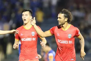 Tiến Linh và Gustavo, tác giả 2 bàn thắng cho đội bóng đất Thủ. Ảnh: Viết Định