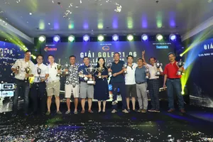 Ban tổ chức trao giải cho các cá nhân giành chiến thắng. 