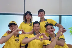 Các cầu thủ tại sự kiện ra mắt điểm bán cà phê thứ 100 của Ông Bầu.