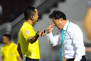 HLV Chung Hae-song trong 1 tình huống phản ứng trọng tài. Ảnh: DŨNG PHƯƠNG.