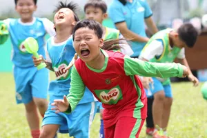 Tràn ngập tiếng cười ở các cuộc so tài. Ảnh: HOÀNG HÙNG