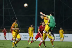 Trung vệ Chương Thị Kiều và thủ môn Kim Thanh là chốt chặn an toàn của TPHCM. Ảnh: VFF